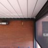 Tamsi bioklimatinė pergola su roletais šonų uždengimams