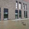 Apsauginės žaliuzės ant pailgų ir aukštų pastato langų iš kampo
