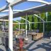 Tradicinė balta pergola riestu atvertu stogu iš lauko