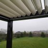 Tamsi bioklimatinė pergola nuosavame kieme