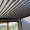 Tamsi bioklimatinė pergola atviru stogu iš arti