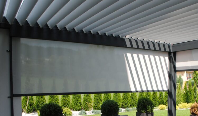 Bioklimatinė pergola lauko roletai terasoje Bioklimatinė pergola lauko roletai terasoje