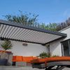 Juoda pavėsinė pergola prie namo