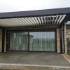 Tamsi bioklimatinė pergola terasoje