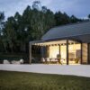Bioklimatinė tradicinė pergola su apšvietimu namo terasoje