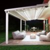 Šviesi bioklimatinė tradicinė pergola su apšvietimu namo terasoje