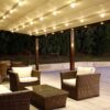 Rudo rėmo pergola su šviesiu stogu ir apšvietimu iš vidaus
