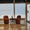 Uždaryti šviesūs diena-naktis roletai studijos langams