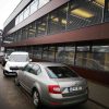 Lauko žaliuzės ant komercinio pastato langų iš kampo