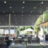 Tradicinė balta pergola nuolaidžiu stogu iš lauko
