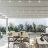 Šviesi pergola su įstiklintomis stumdomomis sienomis