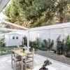 Įstiklinta šviesi pergola atidarytu stogu
