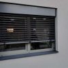 Lauko žaliuzės ant privataus namo skirtingų langų
