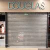 Pakeliamos apsauginės aliuminės grotos Douglas parduotuvėje