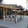 Tamsi tentinė pergola namo terasoje su LED apšvietimu iš šono