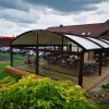 Tradicinė tentinė pergola riestu stogu šalia viešbučio