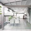 Šviesi pergola su stumdomais stiklais terasoje