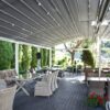 Tradicinė balta pergola nuolaidžiu stogu