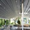 Tradicinė balta pergola nuolaidžiu stogu iš apačios