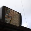 Juodas pakabinamas infraraudonųjų spindulių šildytuvas iš arti