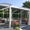 Tradicinė balta pergola riestu stogu restorane iš lauko
