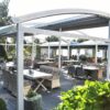 Tradicinė balta pergola riestu stogu restorane
