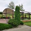 Tamsi tradicinė tentinė pergola riestu stogu iš šono