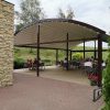 Tamsi tradicinė tentinė pergola riestu stogu kieme