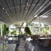 Tradicinė balta pergola riestu stogu iš apačios