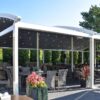 Tradicinė balta pergola riestu stogu su apšvietimu
