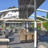 Tradicinė balta pergola riestu atvertu stogu