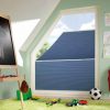 Nestandartines formos vaiku kambario langas uzdengtas plisuotomis zaliuzemis