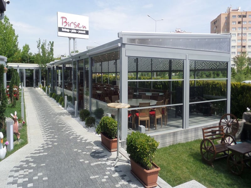 vertikaliai nuleidziamu stiklu sistema pergola namams verslui
