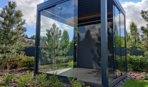 Aukšta biolklimatinė įstiklinta pergola iš šono