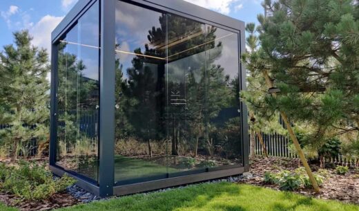 Aukšta biolklimatinė įstiklinta pergola iš kampo