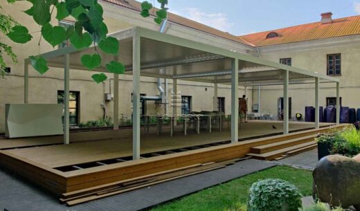 Šviesi bioklimatinė pergolė kavinės terasoje