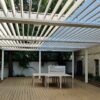 Įrengta bioklimatinė pergola kavinės terasoje