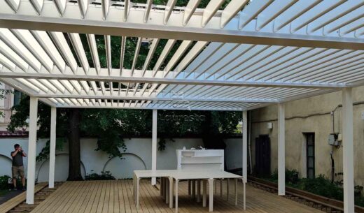 Įrengta bioklimatinė pergola kavinės terasoje
