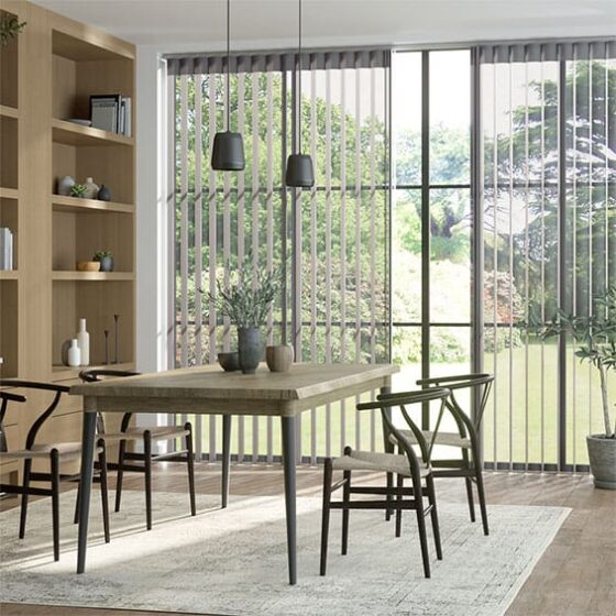 sviesiai pilkos juostines uzuolaidos namu interjere 2 sviesiai pilkos juostines uzuolaidos namu interjere 2