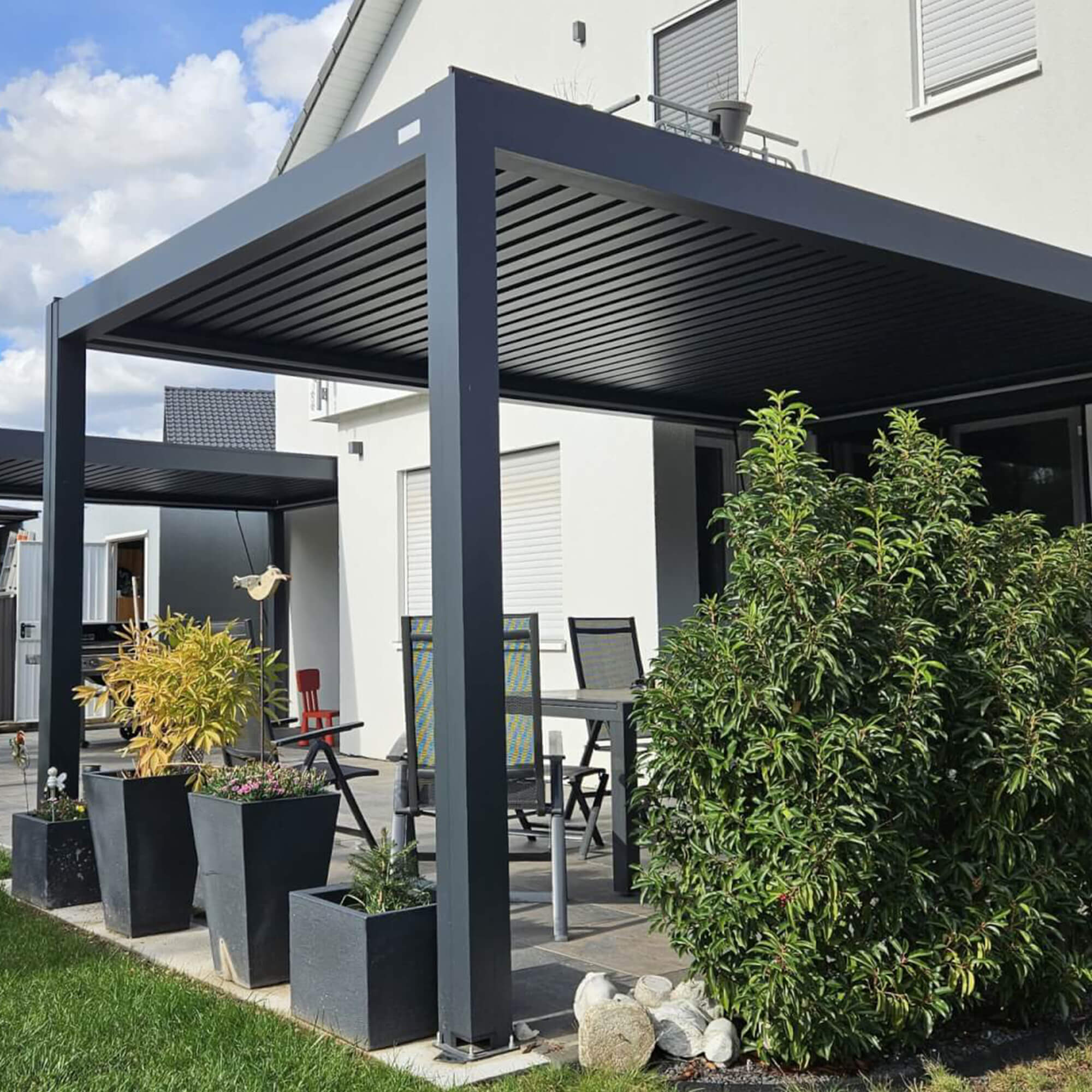 Standartinių dydžių bioklimatinės pergolos (iš sandėlio) 2 Lauresta ECO bioklimatine pergola kieme Lauresta Lauresta