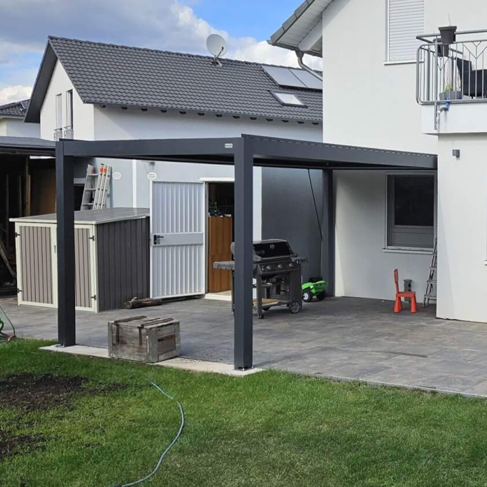 Standartinių dydžių bioklimatinės pergolos (iš sandėlio) 7 Lauresta ECO bioklimatine pergola prie namo sienos Lauresta Lauresta